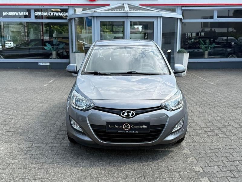 Grau Gebraucht 2012 Hyundai i20 Edition Limousine | 5.999 € (Fairer Preis) - Bild 1/4