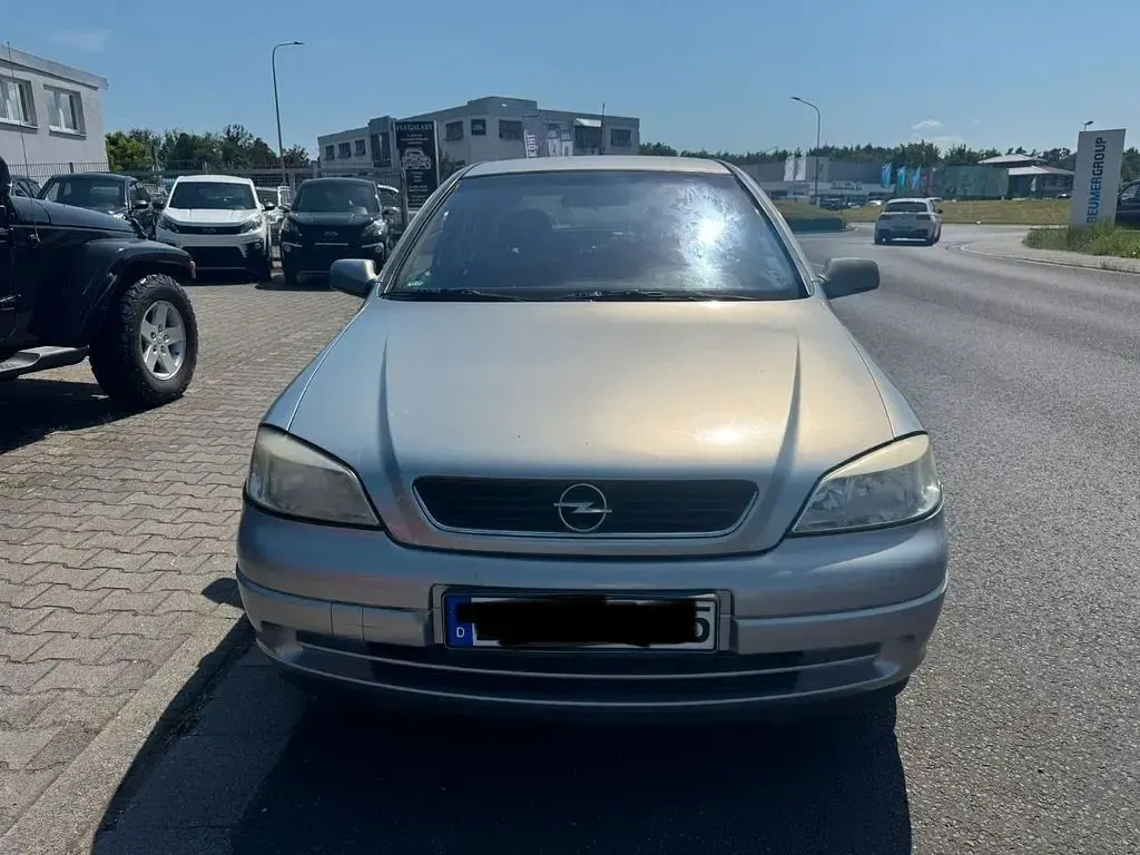 Usado Opel Astra Comfort 101 HP (74 kW) 2001 Prateado Sedan