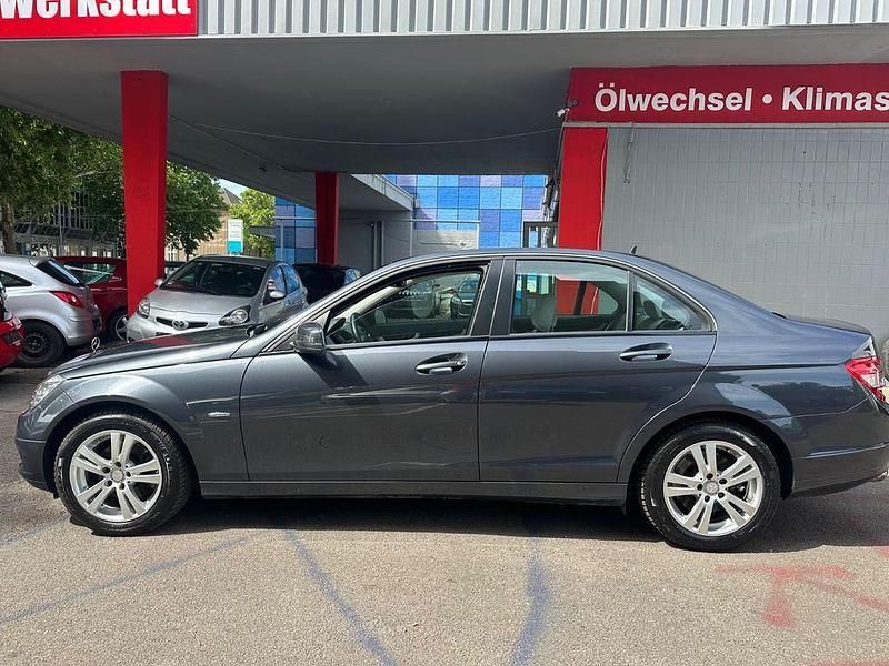 Grau Gebraucht 2010 Mercedes C200 Limousine | 9.700 € (Fairer Preis) - Bild 1/4