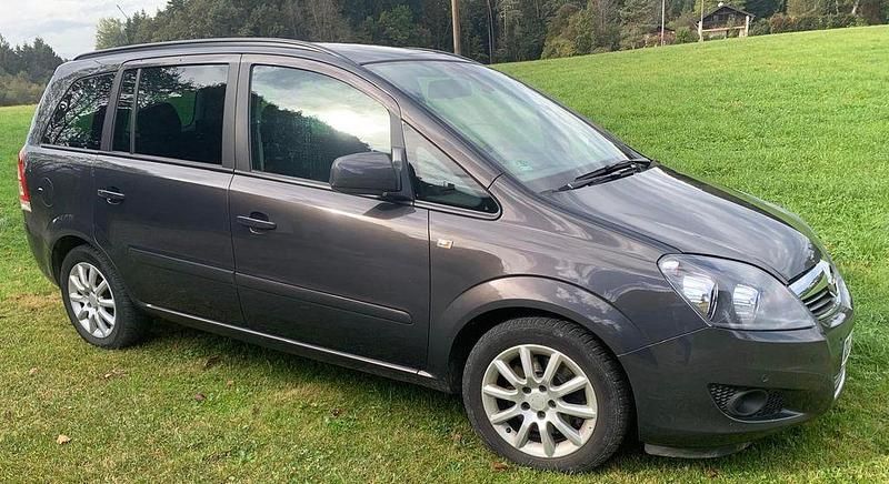 Grau Gebraucht 2013 Opel Zafira Family Van / Kleinbus | 6.800 € (Teuer) - Bild 1/4