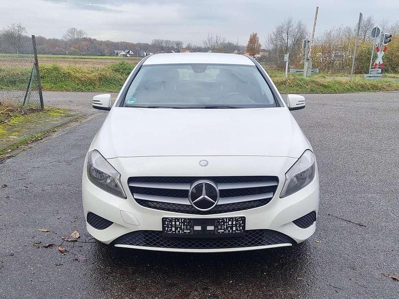 Gebraucht Mercedes A160 90 PS (66 kW) 2014 Weiß Limousine