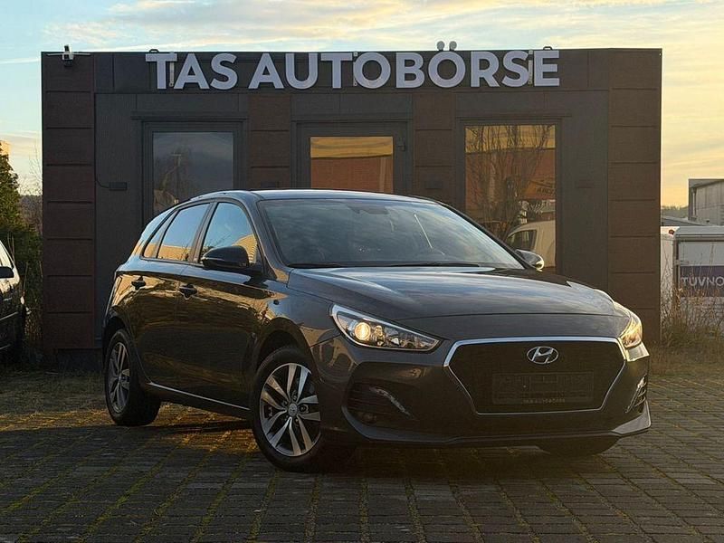 Braun Gebraucht 2019 Hyundai i30 YES! Limousine | 9.990 € (Fairer Preis) - Bild 1/4