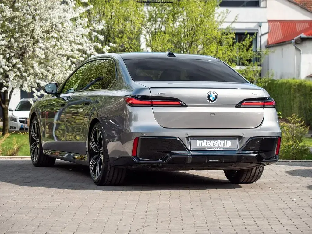 Gebraucht BMW 740 M Sport 299 PS (219 kW) 2026 Grau Limousine