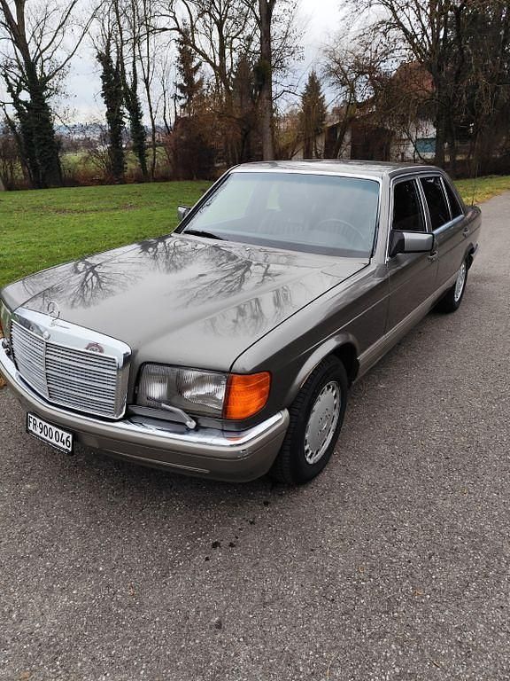 Braun Gebraucht 1986 Mercedes 560 Limousine | 19.800 € - Bild 1/4