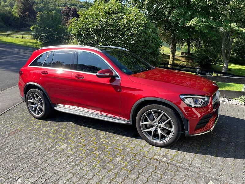 Rot Gebraucht 2021 Mercedes GLC400d AMG line SUV | 51.900 € (Etwas zu teuer) - Bild 1/4