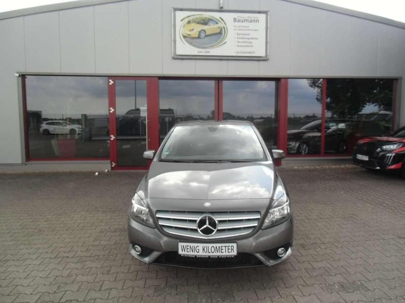 Mountaingrau met. Gebraucht 2014 Mercedes B180 Van / Kleinbus | 14.700 € (Fairer Preis) - Bild 1/4
