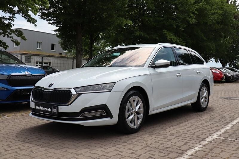 Moonweiss metallic Gebraucht 2022 Skoda Octavia Style Kombi | 26.889 € (Guter Preis) - Bild 1/4