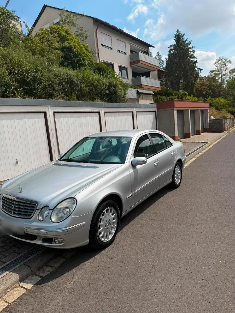 Gebraucht Mercedes E240 177 PS (130 kW) 2002 Silber Limousine