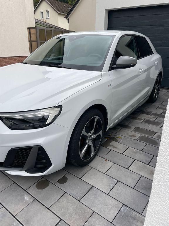 Weiß Gebraucht 2020 Audi A1 Sportback S-Line Kleinwagen | 21.700 € (Guter Preis) - Bild 1/4