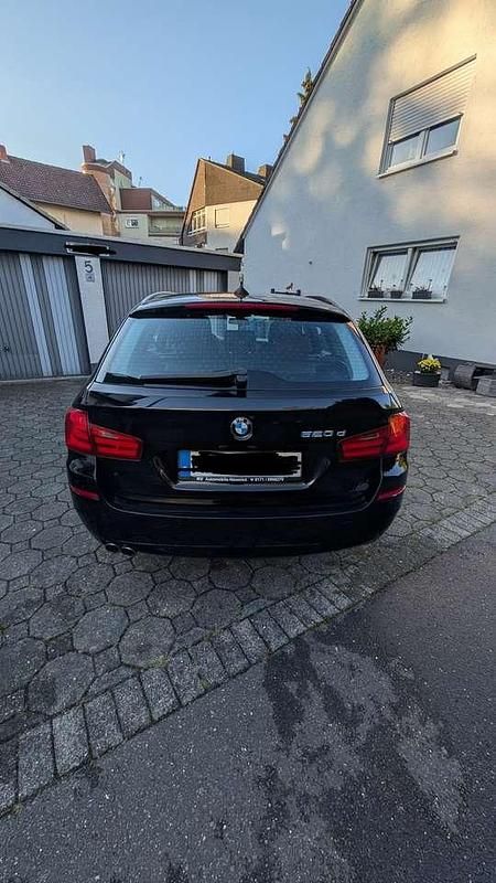 Schwarz Gebraucht 2013 BMW 520 Sport Line Kombi | 12.999 € (Fairer Preis) - Bild 1/4
