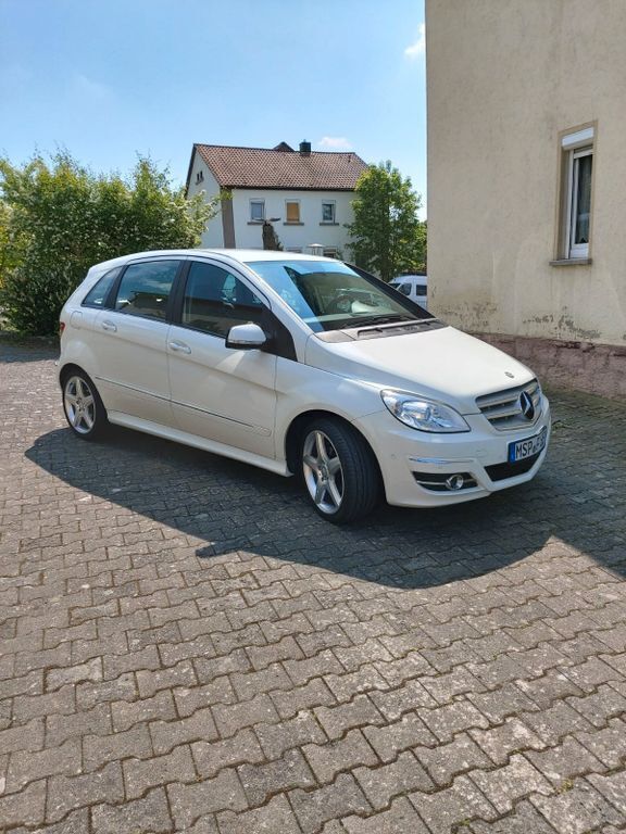 Weiß Gebraucht 2010 Mercedes B200 Van / Kleinbus | 6.000 € (Fairer Preis) - Bild 1/4