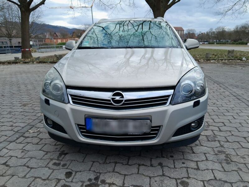 Grau Gebraucht 2009 Opel Astra Limousine | 1.999 € (Fairer Preis) - Bild 1/4