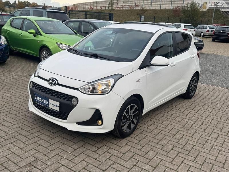 Weiß Gebraucht 2017 Hyundai i10 Trend Kleinwagen | 10.999 € (Fairer Preis) - Bild 1/4