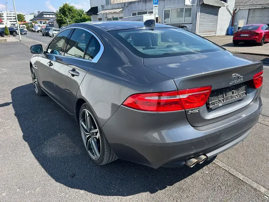 Gebraucht Jaguar XE Prestige 179 PS (131 kW) 2018 Grau Limousine