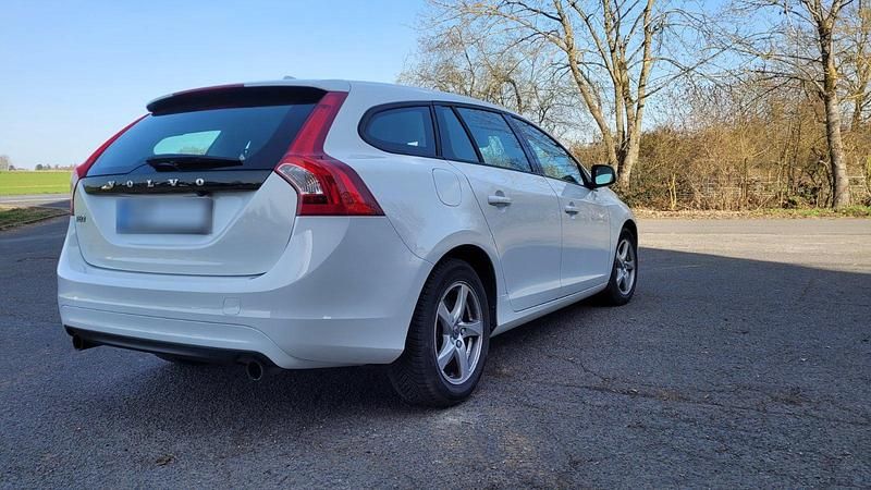 Gebraucht Volvo V60 152 PS (111 kW) 2017 Weiß Kombi