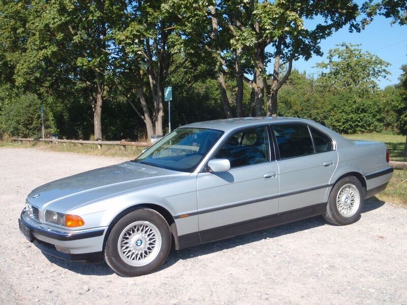 Silber Gebraucht 1995 BMW 740 Limousine | 17.700 € - Bild 1/4