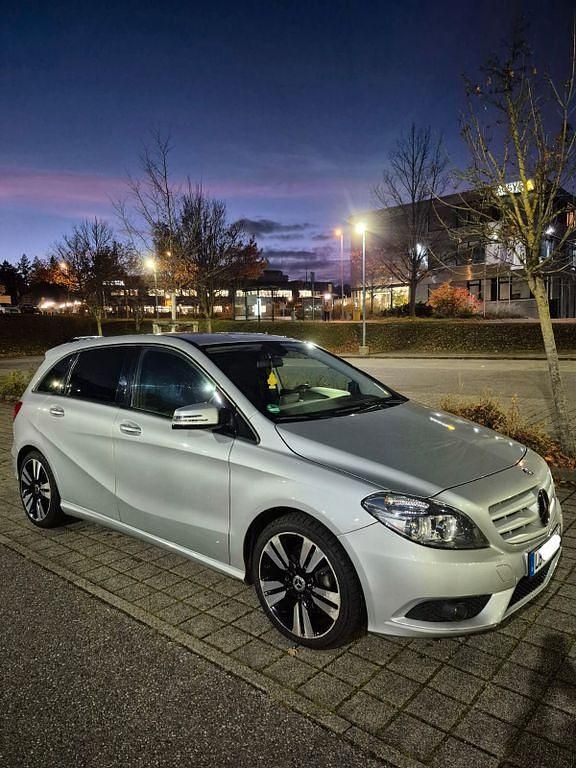Gebraucht Mercedes B180 109 PS (80 kW) 2012 Silber Van / Kleinbus