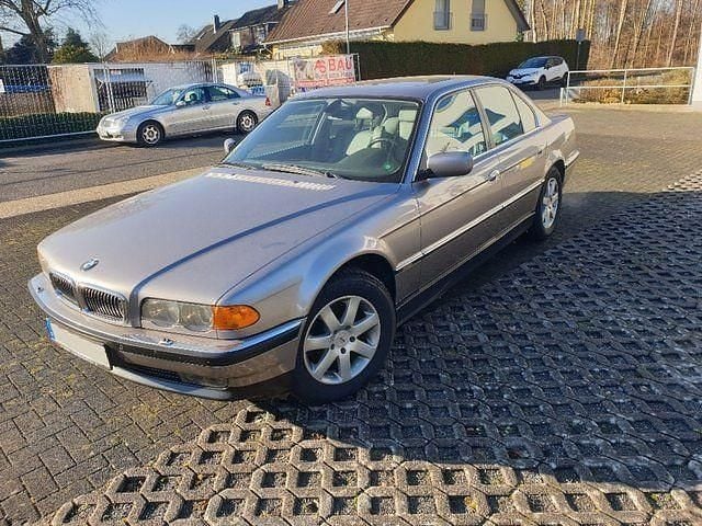 Silber metallic Gebraucht 1999 BMW 740 Limousine | 11.999 € - Bild 1/4