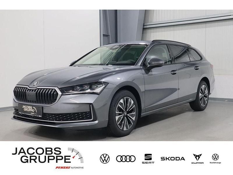 Grau Neu 2025 Skoda Superb Selection Kombi | 53.995 € (Teuer) - Bild 1/4