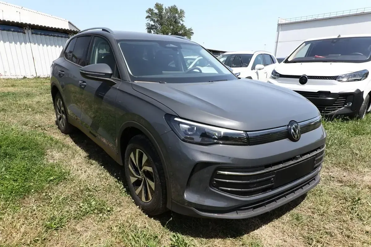 Neu VW Tiguan IQ Drive 150 PS (110 kW) 2026 Oyster silver metallic SUV