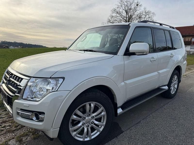Weiß Gebraucht 2018 Mitsubishi Pajero Plus SUV | 31.390 € (Superpreis) - Bild 1/4