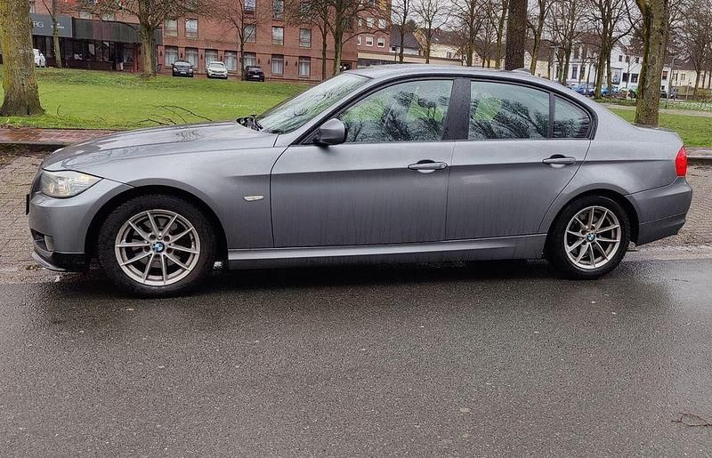Gebraucht BMW 320 170 PS (125 kW) 2011 Silber Limousine