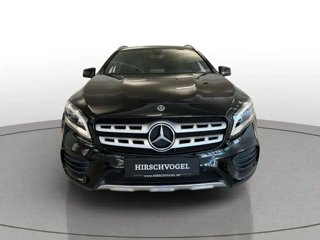 Gebraucht Mercedes GLA250 AMG line 211 PS (155 kW) 2019 Kosmosschwarz metallic SUV