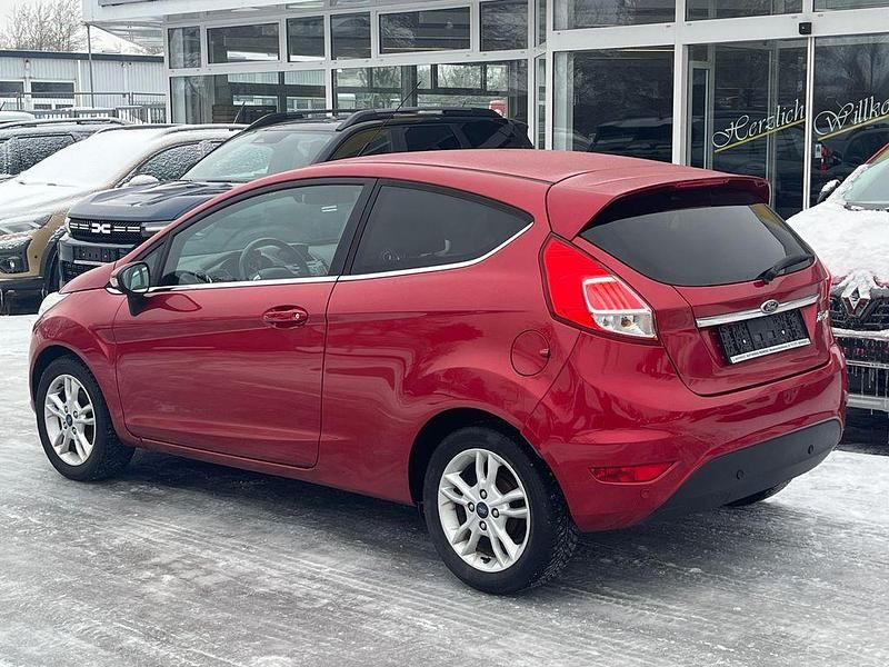 Gebraucht Ford Fiesta 95 PS (69 kW) 2016 Rot