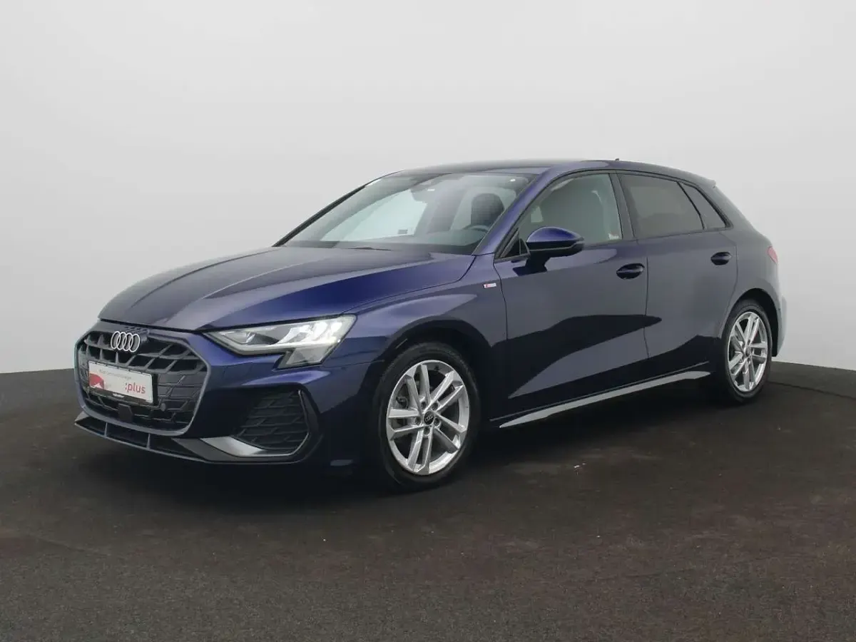 Usado Audi A3 S-Line 150 HP (110 kW) 2025 Azul Sedan