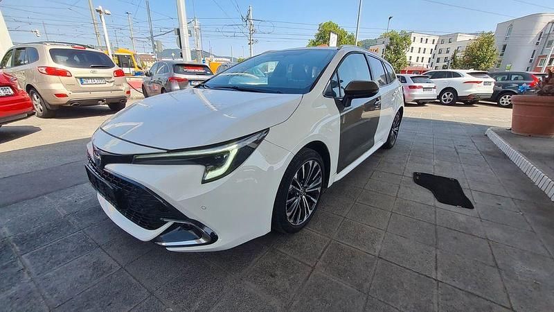 Weiß Gebraucht 2024 Toyota Corolla Team Kombi | 17.900 € (Guter Preis) - Bild 1/4