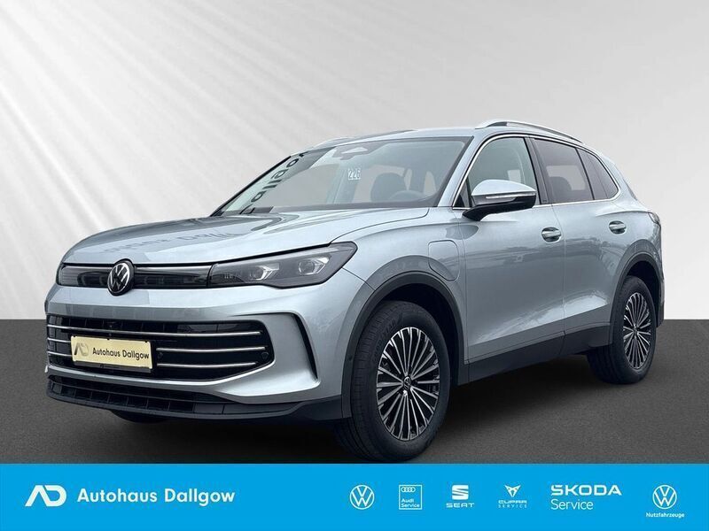 Oyster silver metallic Neu 2025 VW Tiguan Elegance SUV | 57.900 € - Bild 1/4