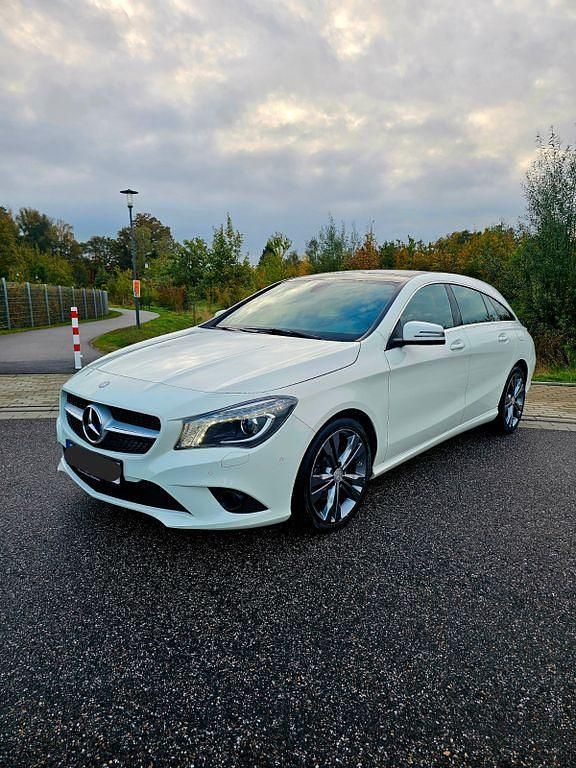 Weiß Gebraucht 2015 Mercedes CLA200 Shooting Brake Kombi | 13.499 € (Fairer Preis) - Bild 1/4