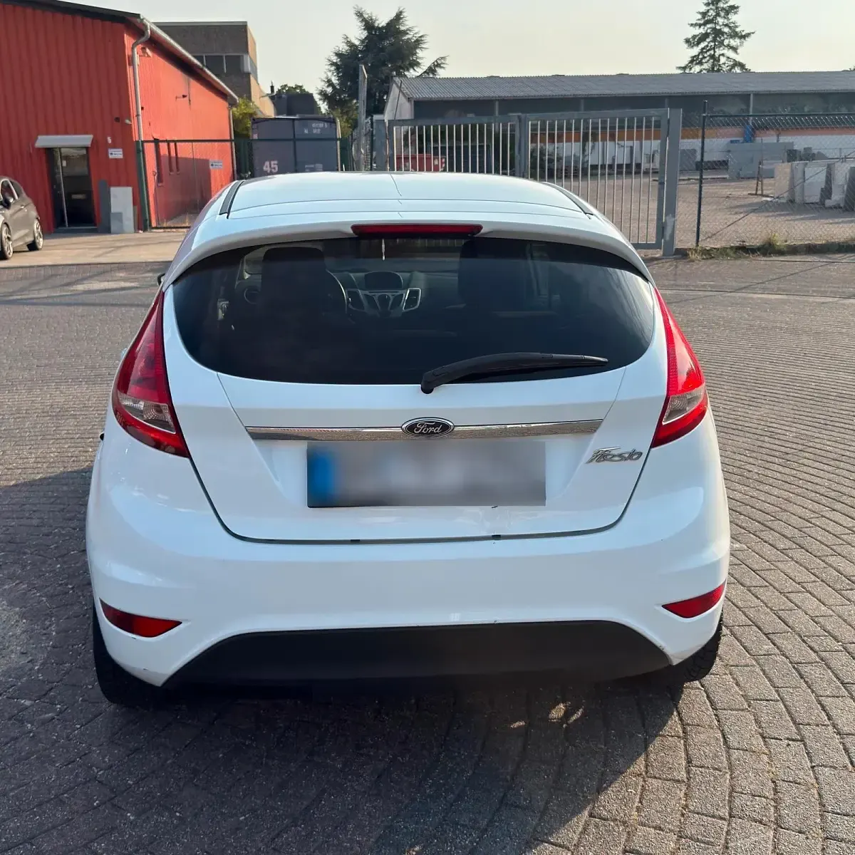 Gebraucht Ford Fiesta Trend 82 PS (60 kW) 2012 Weiß Limousine