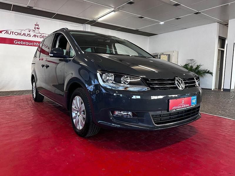 Grau Gebraucht 2018 VW Sharan Comfortline Van / Kleinbus | 20.900 € (Fairer Preis) - Bild 1/4