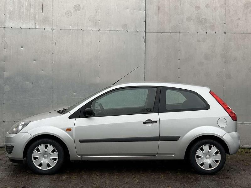 Gebraucht Ford Fiesta Fun X 60 PS (44 kW) 2007 Polarsilber metallic Kleinwagen