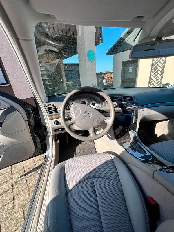 Gebraucht Mercedes E220 150 PS (110 kW) 2005 Grau Limousine