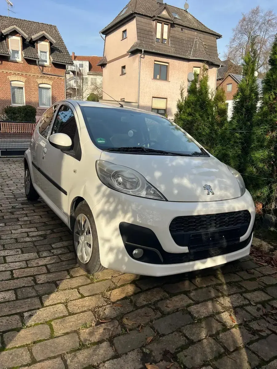 Gebraucht Peugeot 107 68 PS (50 kW) 2013 Weiß Kleinwagen