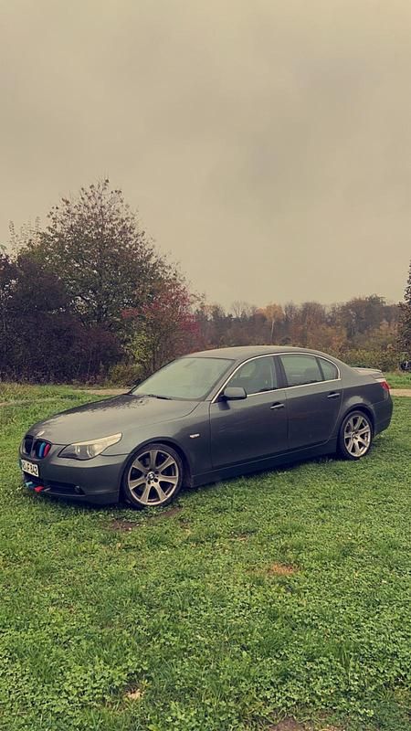 Grau Gebraucht 2004 BMW 520 Limousine | 4.900 € (Fairer Preis) - Bild 1/4