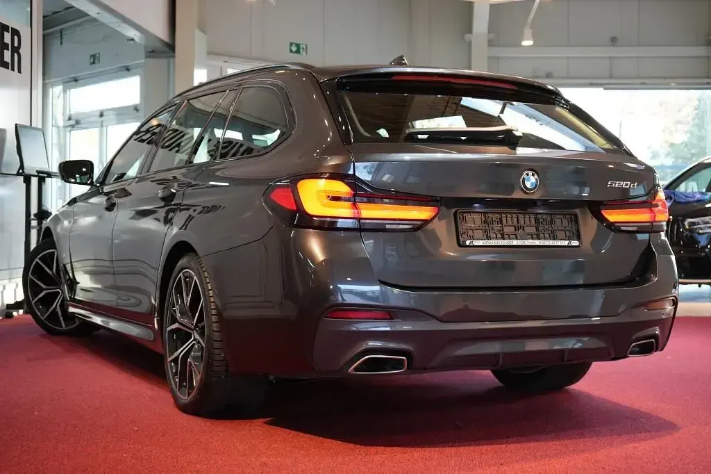 Gebraucht BMW 520 M Sport 190 PS (139 kW) 2023 Grau Kombi