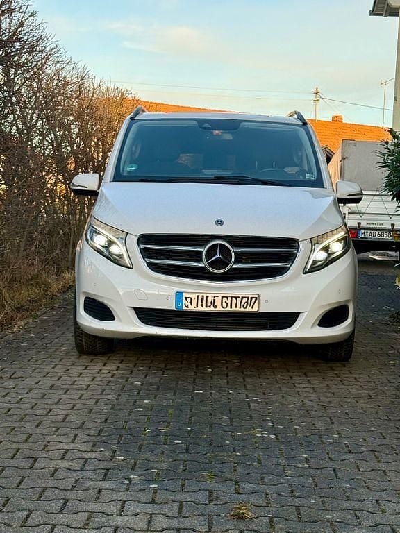 Weiß Gebraucht 2018 Mercedes V250 Avantgarde Van / Kleinbus | 29.900 € (Superpreis) - Bild 1/4