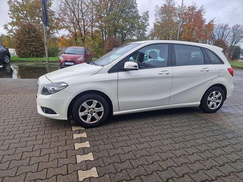 Calcitweiss/zirrusweiss Gebraucht 2014 Mercedes B180 Van / Kleinbus | 6.390 € (Superpreis) - Bild 1/4