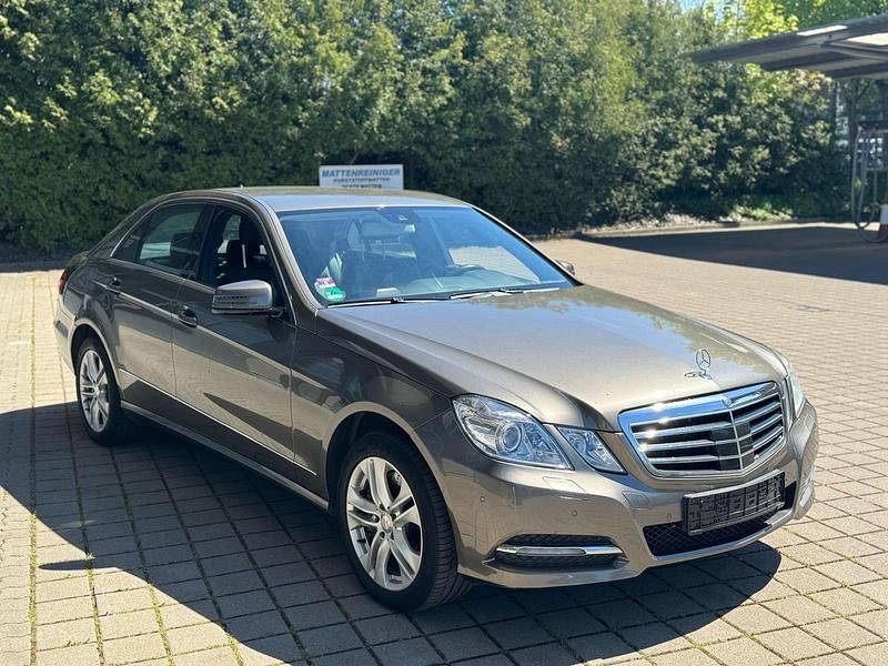 Gold Gebraucht 2010 Mercedes E500 Limousine | 10.000 € (Teuer) - Bild 1/4
