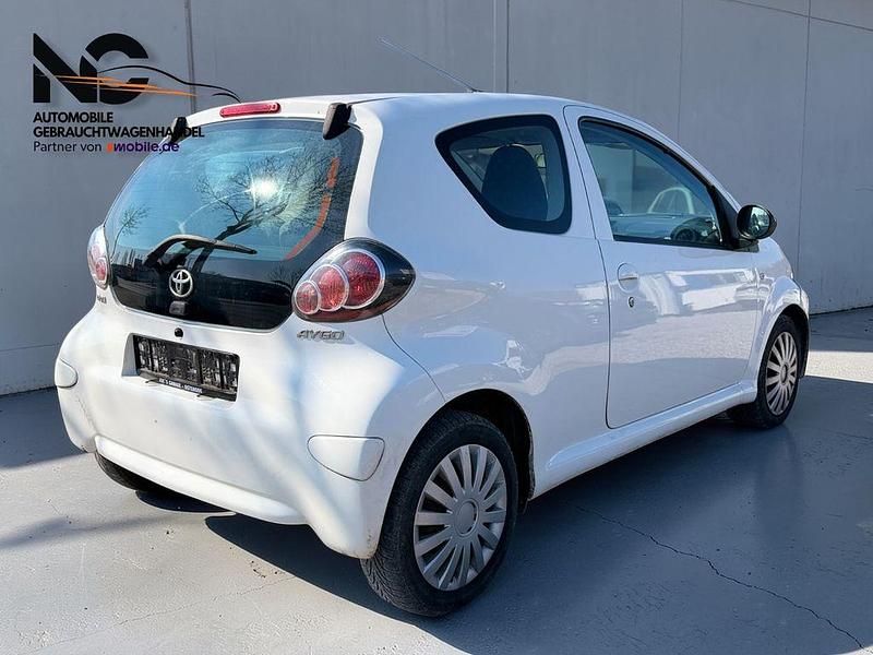 Gebraucht Toyota Aygo Cool 68 PS (50 kW) 2013 Weiß Kleinwagen