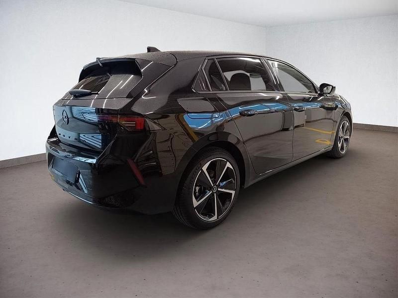 Gebraucht Opel Astra 131 PS (96 kW) 2025 Lackierung schwarz perla nera/ Limousine