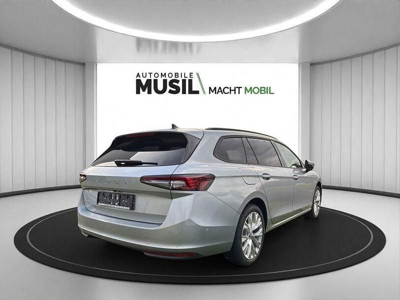 Gebraucht Skoda Superb Selection 150 PS (110 kW) 2024 Pebble silber metallic Limousine