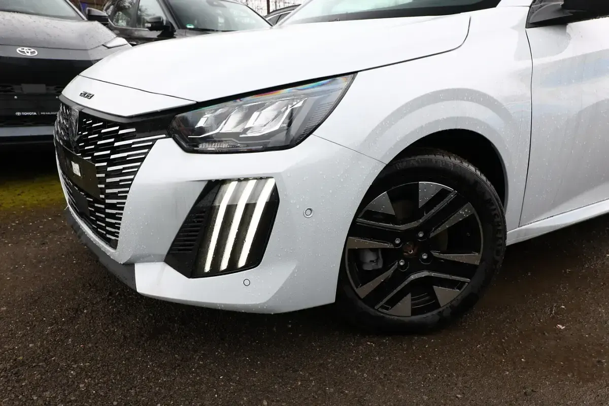Neu Peugeot 208 Allure 101 PS (74 kW) 2025 Grau (selenium grau metallic) Kleinwagen