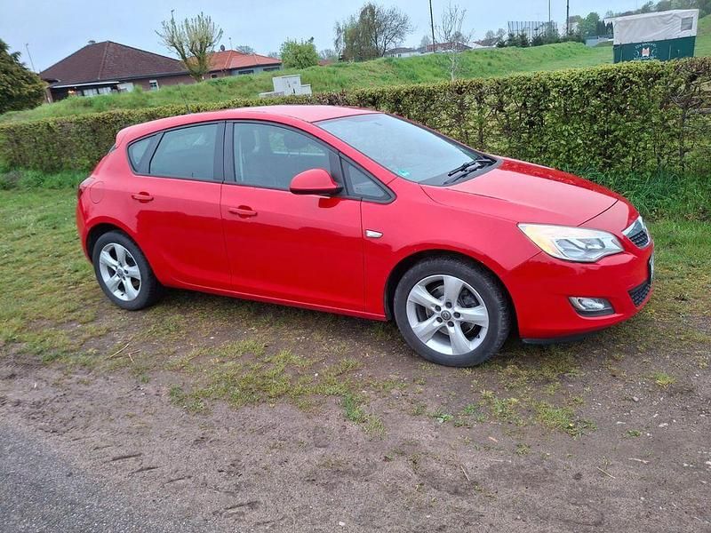 Usata Opel Astra 110 CV (80 kW) 2010 Rosso Berlina