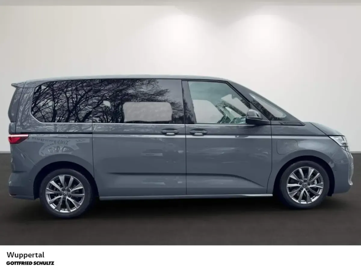 Gebraucht VW Multivan Life 218 PS (160 kW) 2023 Grau Van / Kleinbus