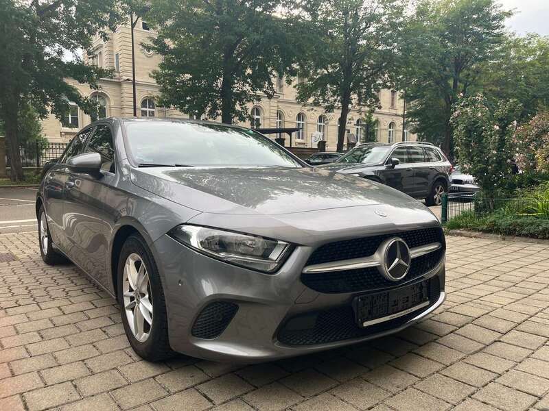Grau Gebraucht 2019 Mercedes A180 Style Limousine | 21.300 € (Fairer Preis) - Bild 1/4