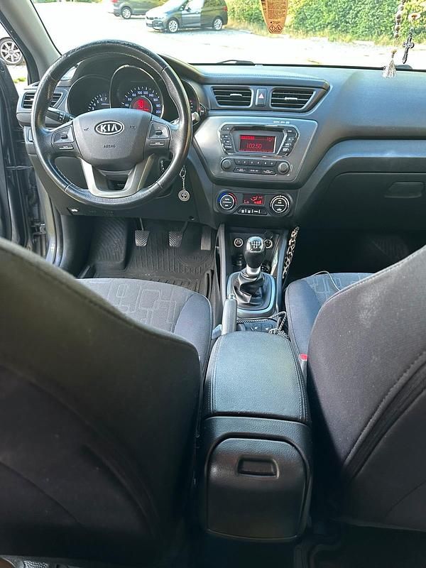 Gebraucht Kia Rio 111 PS (81 kW) 2012 Grau Limousine